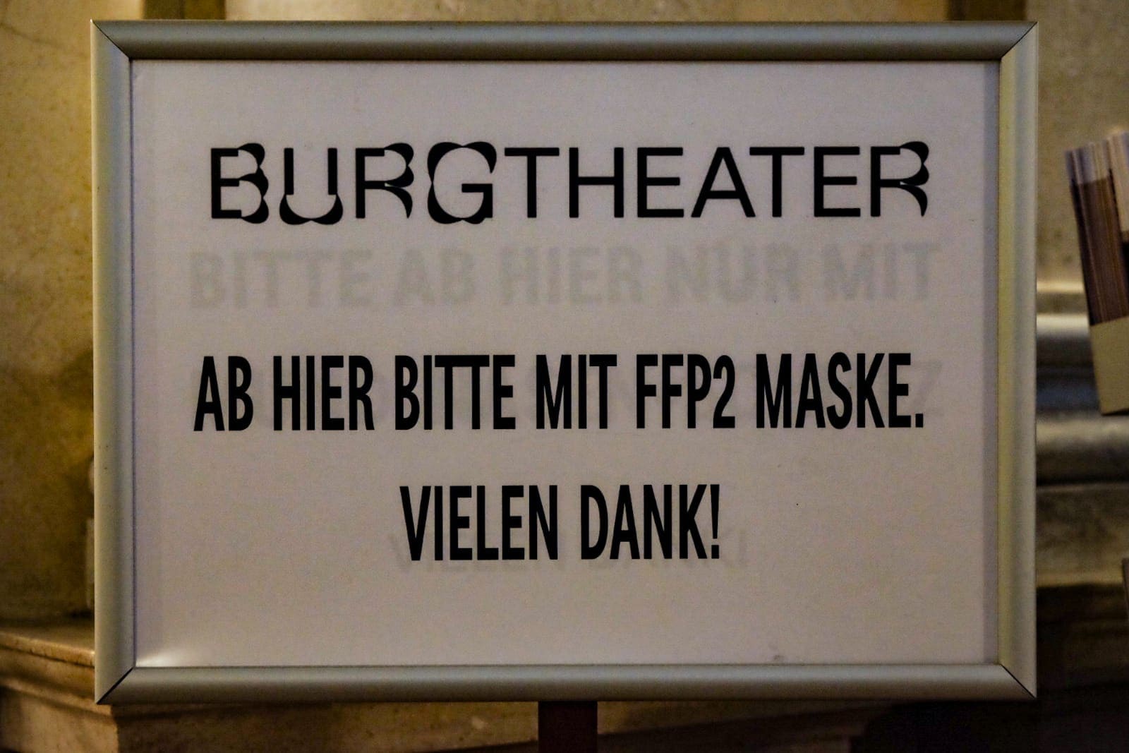 Sign "Please wear an FFP2 mask. Thank you!" in the foyer of Burgtheater Vienna. Photo: Franz Krása
